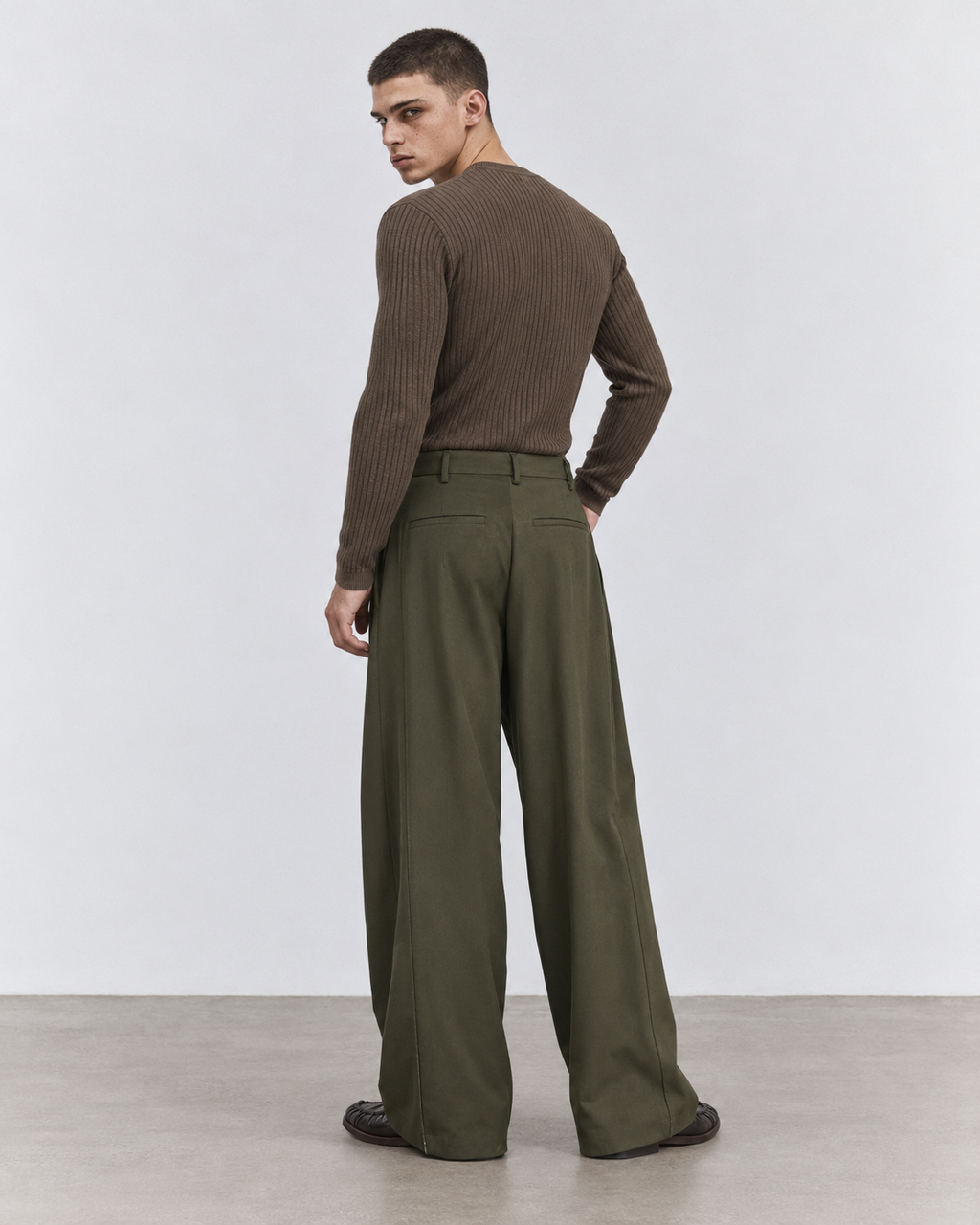 PANTALONE WIDE FIT CON PIEGHE
