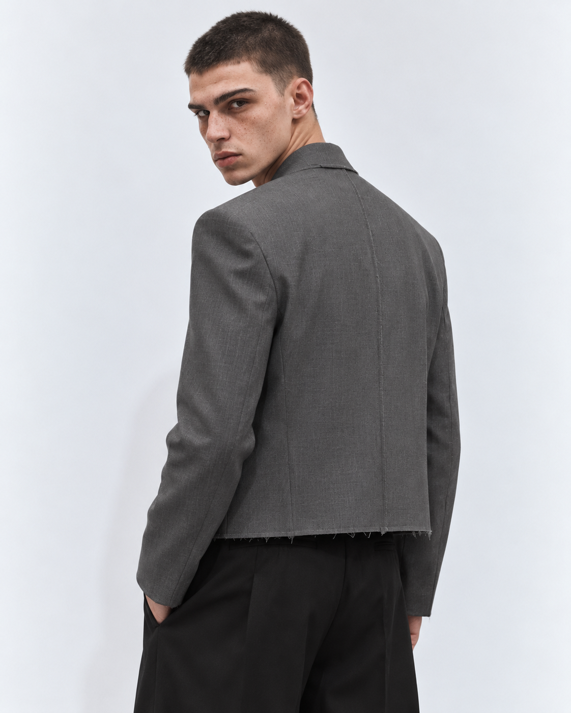 GIACCA CROPPED CON FINITURE SFILACCIATE