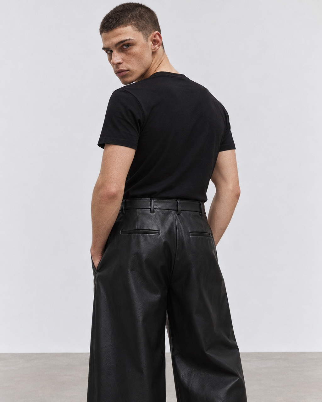 PANTALONE RELAX FIT EFFETTO PELLE