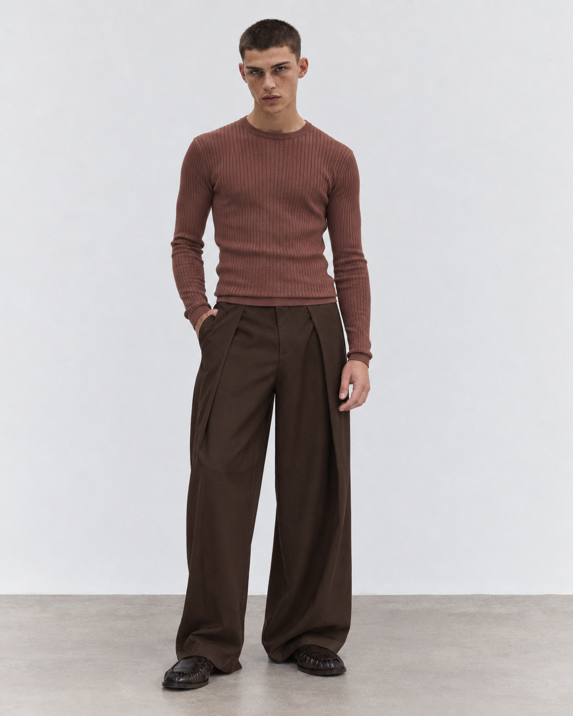 PANTALONE WIDE FIT CON PIEGHE