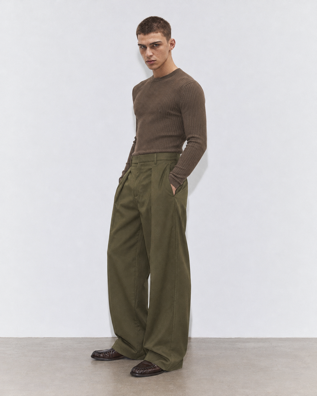 PANTALONE WIDE FIT CON PIEGHE